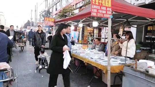昆明珥季路夜市，美食街，摊位费一千多，生意怎么样呢