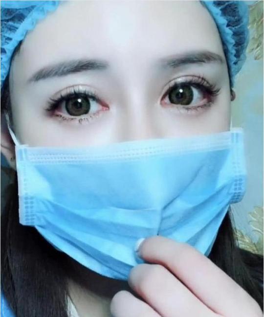 6444“星空眼”小护士走红，摘下口罩后心跳乱了，网友:恋爱的频率20