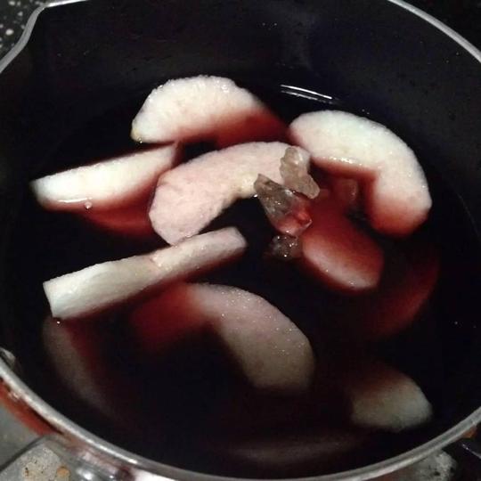 加入红酒和适量冰糖,红酒高度要盖过梨片(要加肉桂的在这一步一起加