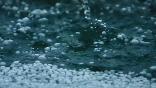 实拍自然降雨雨水雨滴下落视频素材