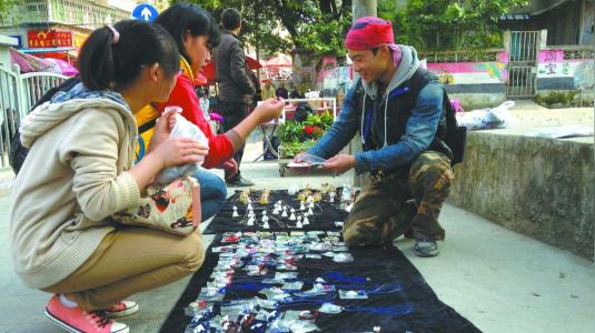 这年头做什么生意赚钱?摆地摊赚钱?