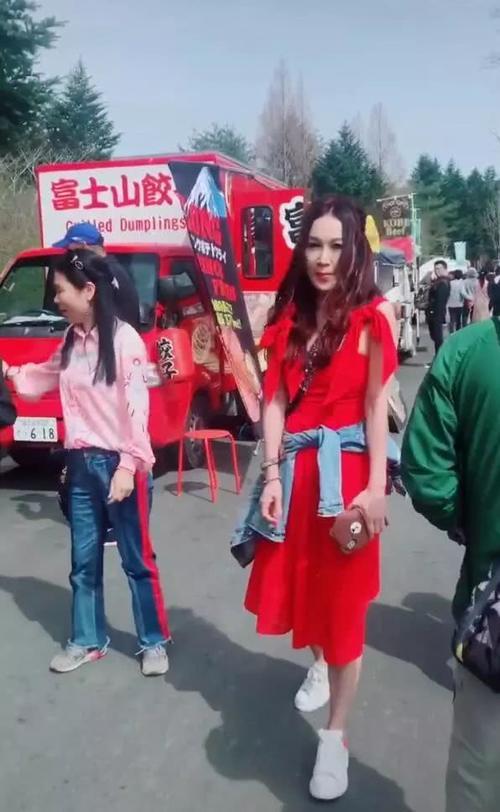 网友富士山偶遇温碧霞夫妇，两人吃路边摊饺子，贴心与粉丝合影