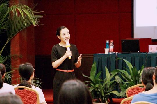 逯瑶老师农行《运营主管全天服务礼仪与客户投诉处理技巧》助理志萍