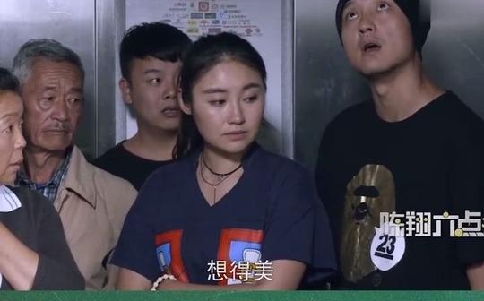 美女被占便宜，一句话男子被全电梯人打