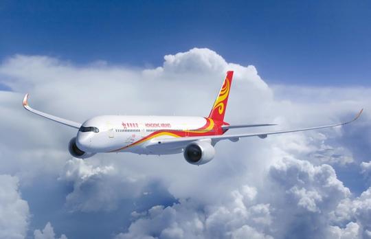 香港航空飞行员和空乘在飞机舱内互动,体验飞机驾驶