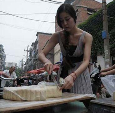 女大学生为勤工俭学在街头卖豆腐,生意火爆,买豆腐还是看人的?