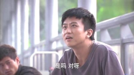 小伙子自力更生摆地摊卖唱片，生意火爆，就他卖的比别人便宜