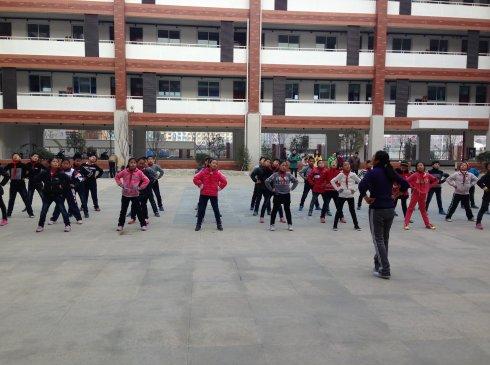 1,游望兰老师执教《双人合作蹲跳》.