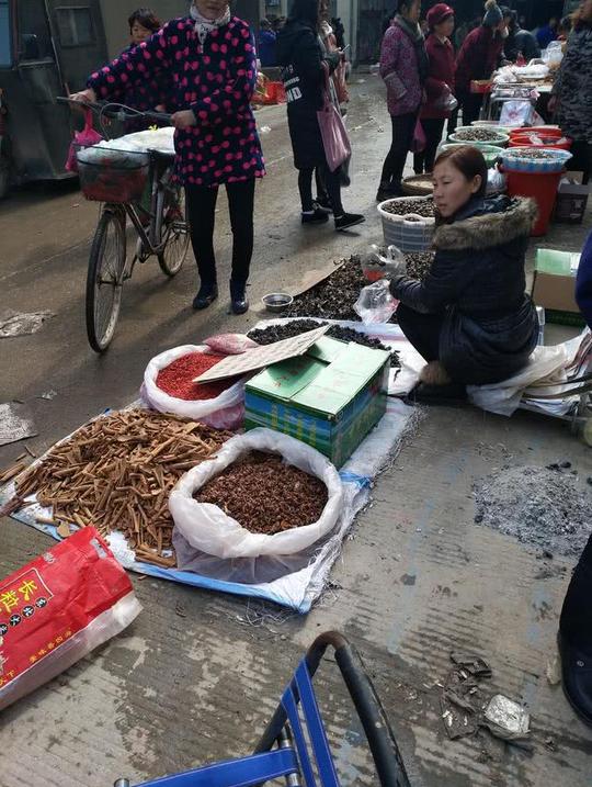 小姑娘在农村集市摆地摊,好心人送火上门,背后心酸无