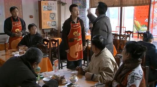 黑老大出狱开包子店，怎料生意太好被房东眼红，竟当他面砸场子