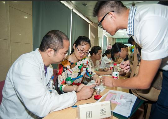 人力资源部陈晓冲摄影还主动联系了房屋中介等,努力帮助