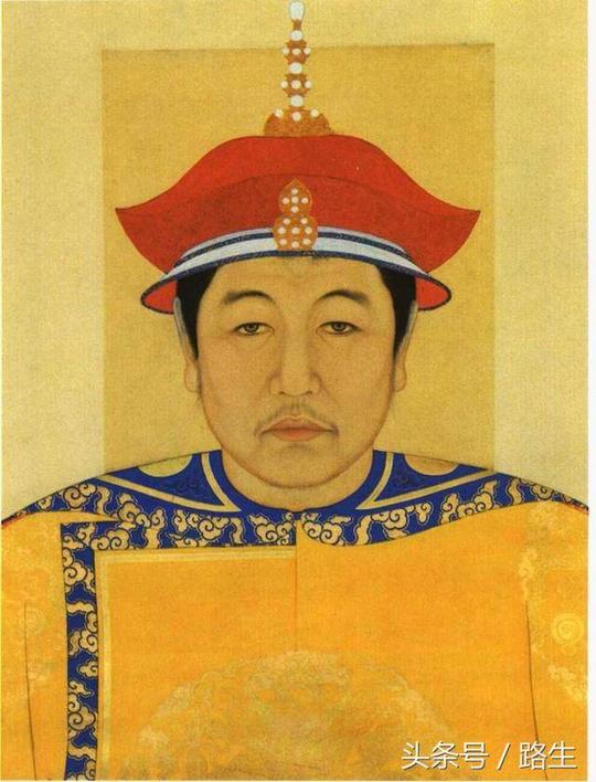 康熙假扮商人来他家谈生意，洗漱时，他家一下子拿出好几只金脸盆