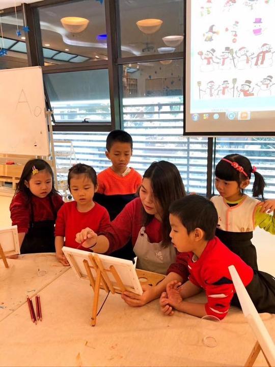 生活正文董丽园有两个孩子,创业前是全职妈妈.