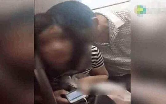 地铁上女孩低头玩手机,旁边无耻中年男子假睡靠上去