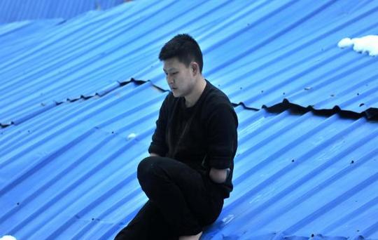 农村小伙3岁失双手,妻子说做生意只赚了1700元,却一夜