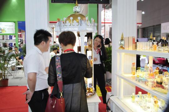 时尚正文店的生意影响力非常重要,尤其是在创业初期,服务员的素养