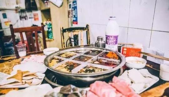 i过去才发现,店面场地很大,露天的空地下撑着顶棚,生意爆好.