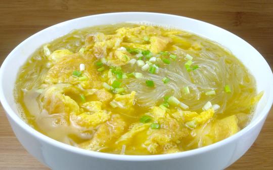 鸡蛋粉丝汤这样做，粉丝入味汤汁鲜美，做法也很简单