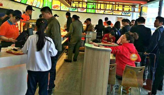 如何经营快餐店?只用2招引爆客流，让同行眼红不已