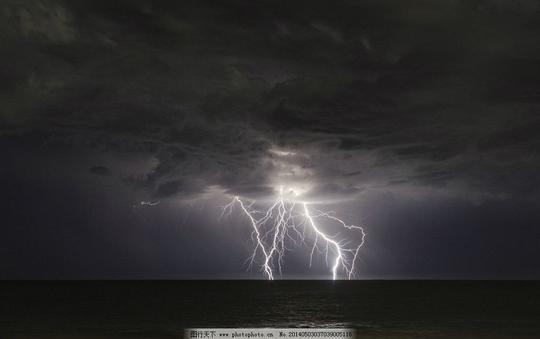 打雷闪电图片下雨