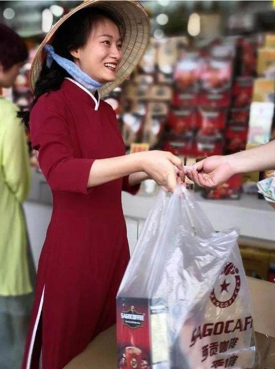 这里的越南女人每天来到中国做生意靠自己的能力赚钱很自由
