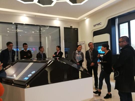 厦门高新技术创业中心副主任李春福带领大家参观了创业园展厅,石墨烯