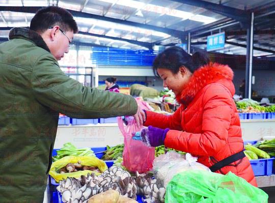 农贸市场没开之前她摆摊卖衣服