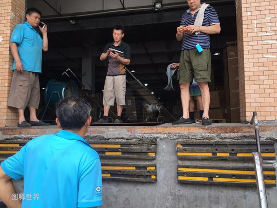 泰国游船倾覆事故后媒体蹲守海派公司采访门口有群众找人_新浪看点