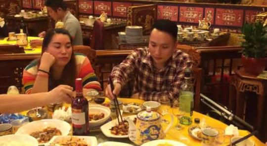 视频:实拍中国人畅饮法国红酒