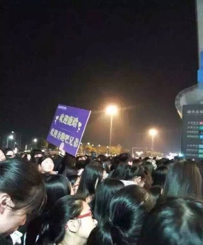 高铁站人山人海