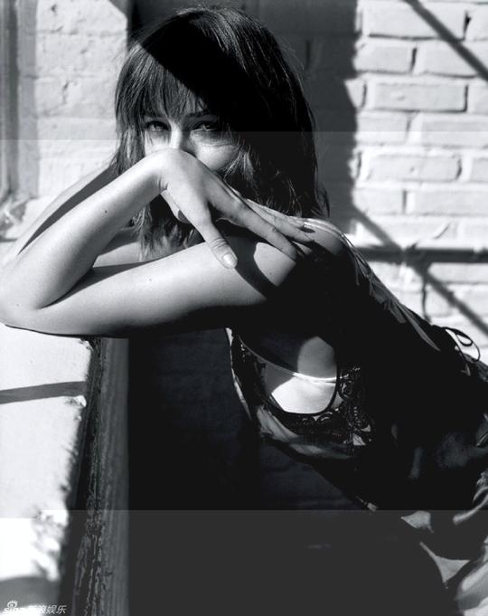 《五十度灰》女主角达科塔-约翰逊(dakotajohnson)登上英国版《