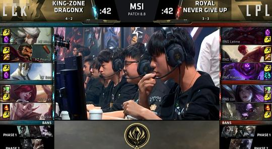 lol季中赛:这就是uzi的卡莎这波操作慢放五倍才能看清