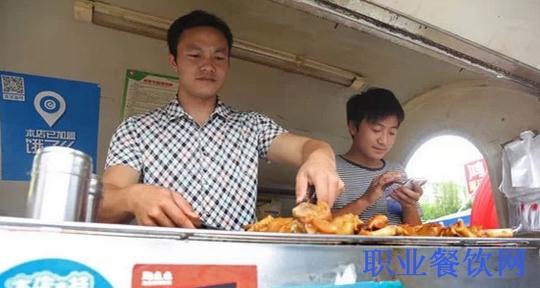 赖章平的创业经历被媒体报道后,力挺派和质疑派形成了两种截然不同的