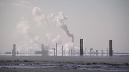 工业污染工厂高烟筒冒烟排放污水大气污染视频素材