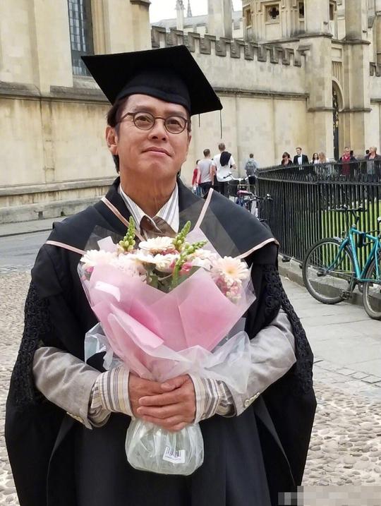谭咏麟晒照庆儿子毕业穿学士服搞怪活力四射