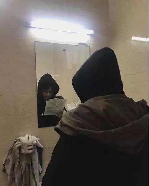 成都男生厕所备战考研:每天睡6小时兼顾做生意月入上