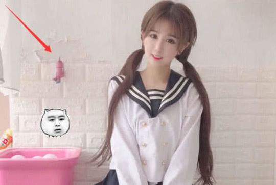杨清柠晒jk照美如画被身后粉色物品抢镜有毛宸宸还用这个