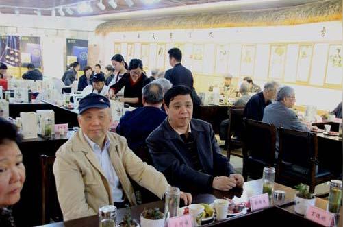 对于虞荣仁的高度评价现代联合集团董事长章鹏飞表示了衷心的感谢接着他向贵宾们介绍了现代联合集团和现代茶城的主要发展历程也介绍了现代联合集团目前正在全力进行二次创业重点发展健康产业而现代九草正是现代联合集团为了推动健康产业发展弘扬