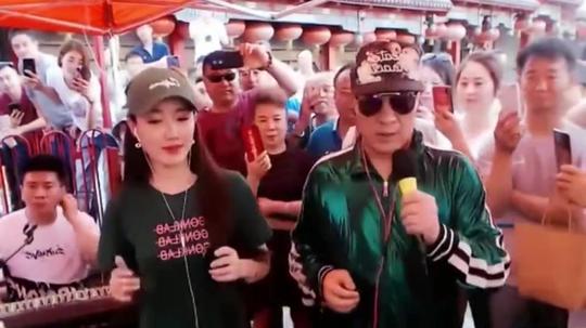 搞笑小品:赵四户外演唱《花桥流水》嗓子不错，四哥有两把刷子