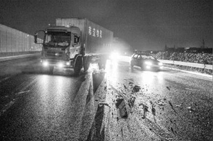 上图由于雨雪天气昨晚高速公路上事故频发沪宁高速一辆货车撞车后横在路中间