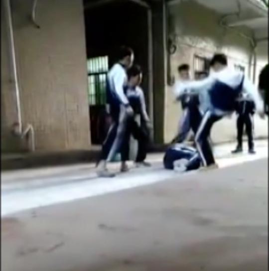 初中生遭同学踢打,不敢还手孩子父亲看到视频后泣不成声