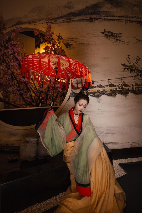在西方万圣节尝试中国志怪风创作.汉服.花鼻子的时光隧道