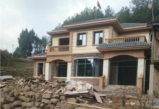 80后小伙赚钱返乡,为农村父母建豪宅,村民看了后很是羡慕啊!