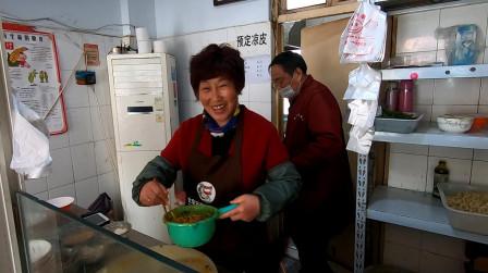 农村夫妻俩卖凉皮30年，如今6块钱一份，一天卖500份，生意真火爆