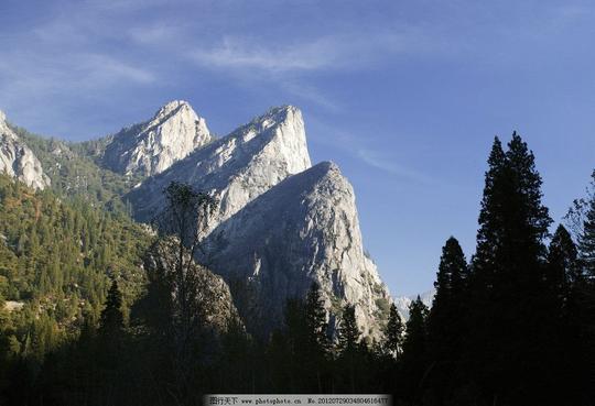 自然风景摄影山峦岩石松树林蓝天背景摄影素材