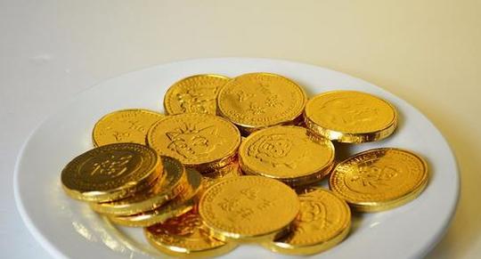 用小孩吃的巧克力当古董金币,骗老汉8千救命钱,这个骗术要防!