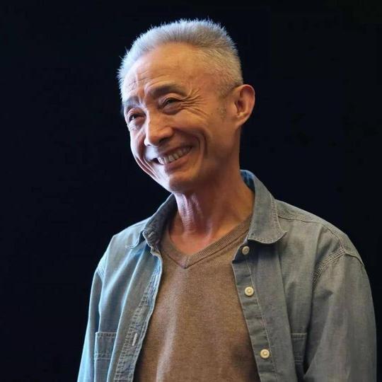 62岁的教授抖音爆红,在这样病态的大学教育不能缺少他