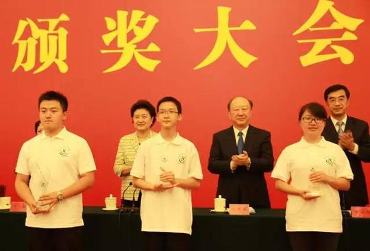 全国机器人大赛冠军创业,推出人形机器人获1000万人民币天使轮投资