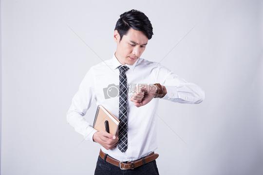 拿着本子摊手焦虑商务白领
