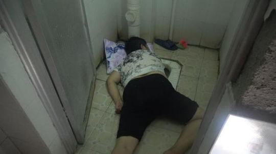 女子上厕所玩手机掉便池伸手掏被卡趴马桶边近6小时